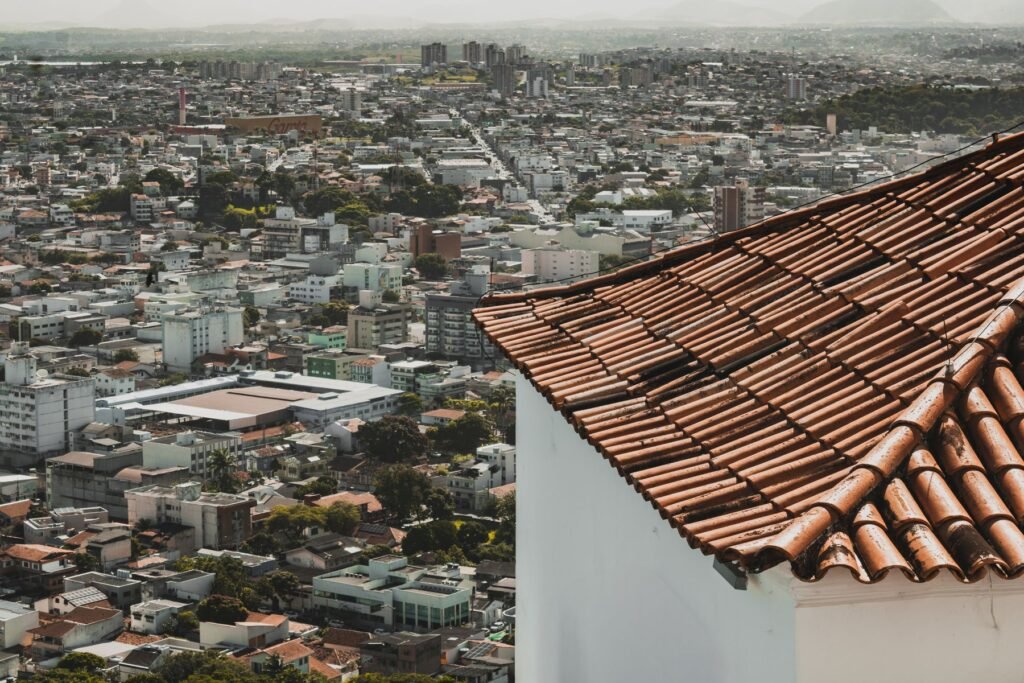 Vista aérea de cidade representando a área de atendimento da NGS em Curitiba e litoral