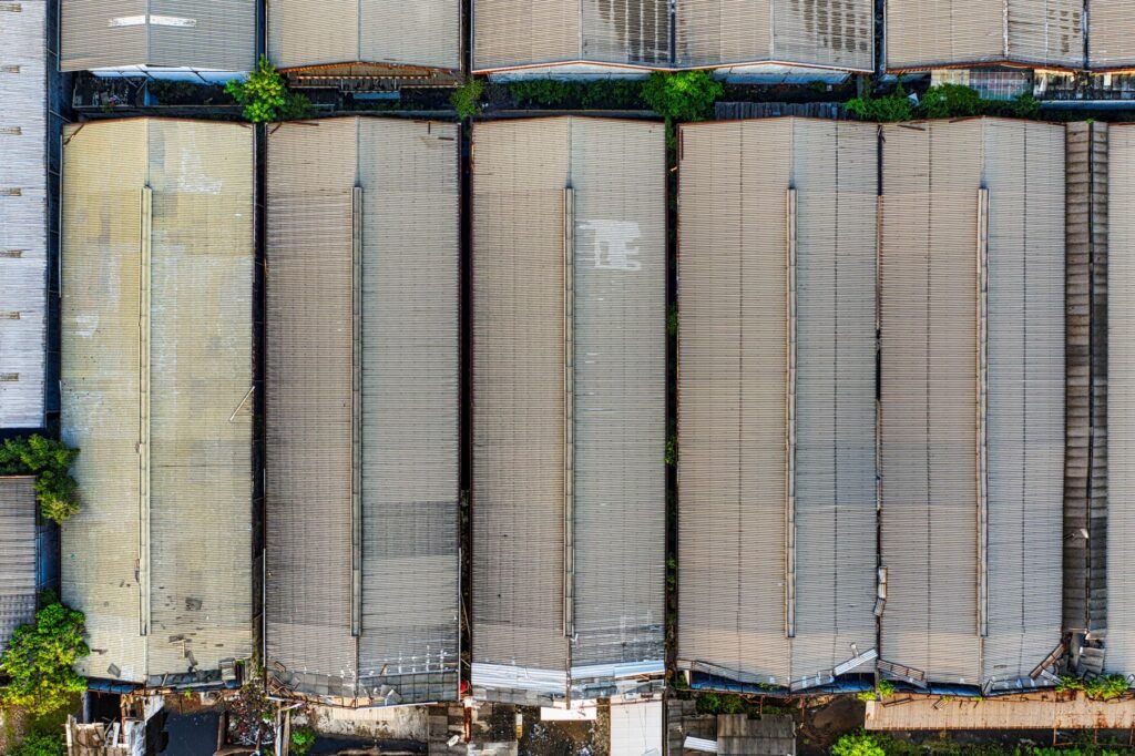 Telhado industrial sendo avaliado para conserto no Atuba