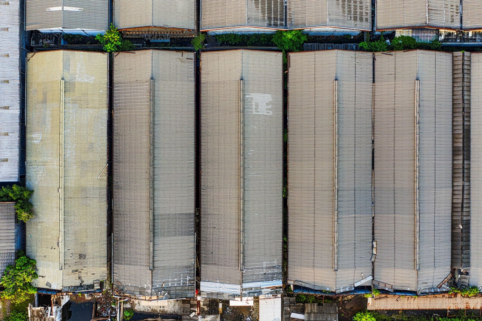 Telhado industrial sendo avaliado para conserto no Atuba