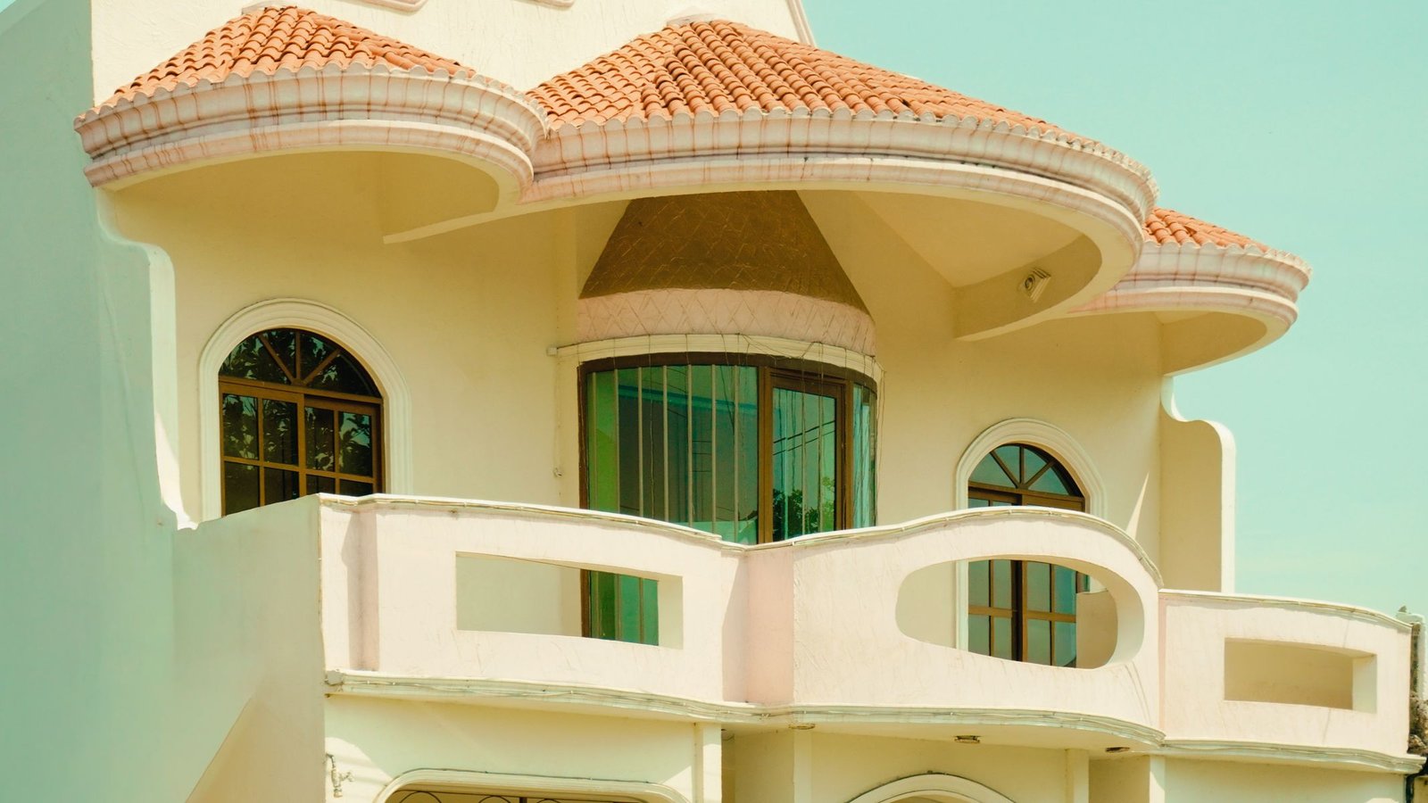 Casa de alto padrão com telhado avaliado para conserto no Bigorrilho