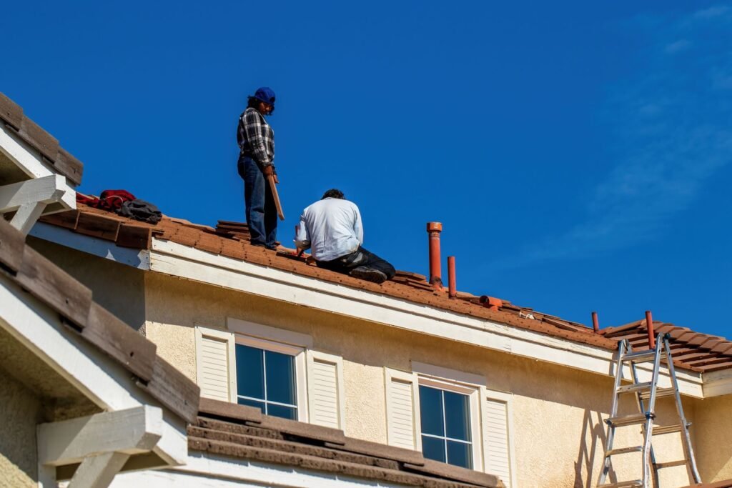 Profissional consertando telhas quebradas e trincadas em telhado residencial
